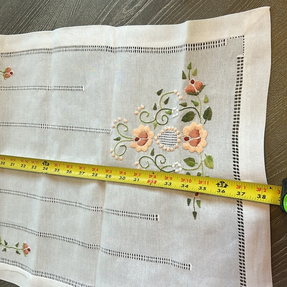 NWT Handmade Flowers Embroidered Table Runner - Picture 5 of 7